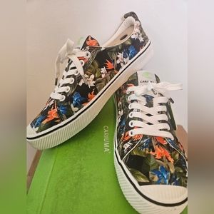 Cariuma Oca Low Sneaker Womens 10 Men's 8.5